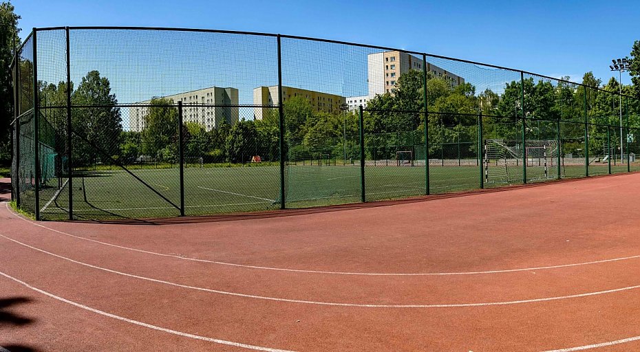 alt='Szko�a przy Andriollego zyska nowoczesne boisko. Mieszka�cy przypominaj� o innym problemie'