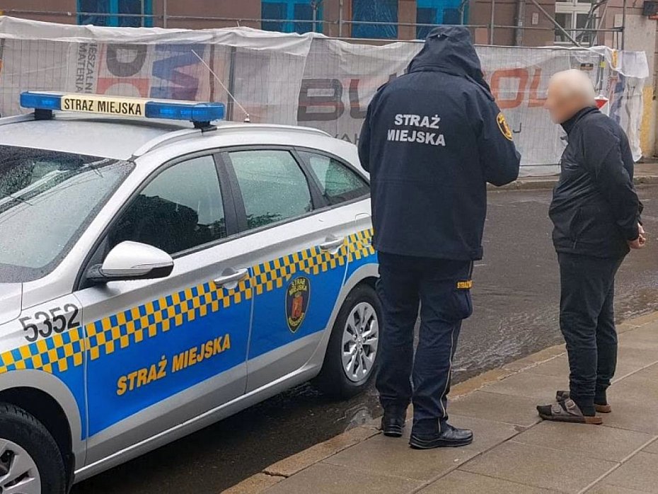 alt='Sta� przemoczony na Starym Mie�cie. Nie pami�ta�, gdzie mieszka'