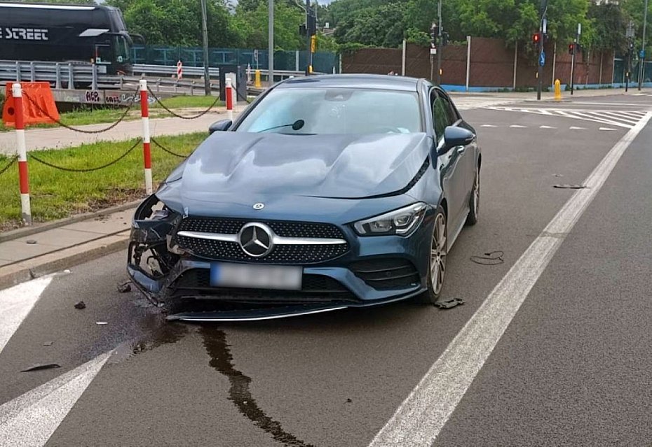 alt='Rozbity mercedes bez kierowcy. W �rodku znaleziono tajemnicz� substancj�'