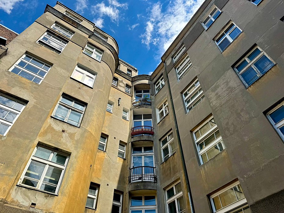 alt='Praska per�a modernizmu pod ochron�'