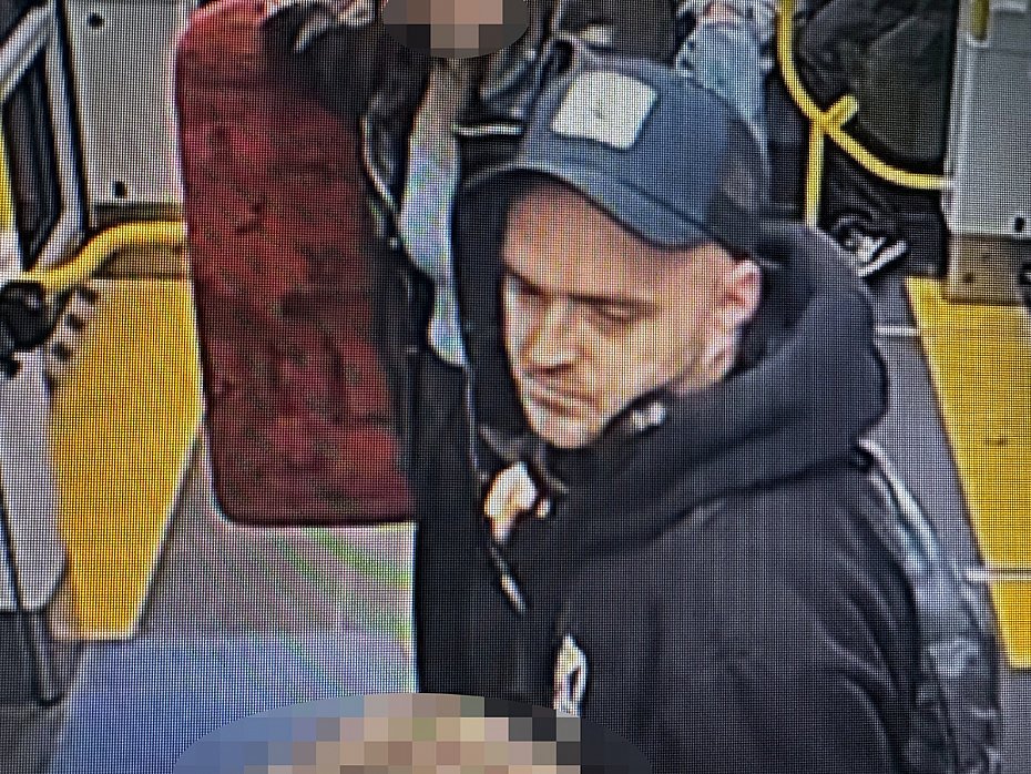 alt='Brutalny atak w tramwaju przy Placu Unii Lubelskiej. Policja publikuje zdj�cia'