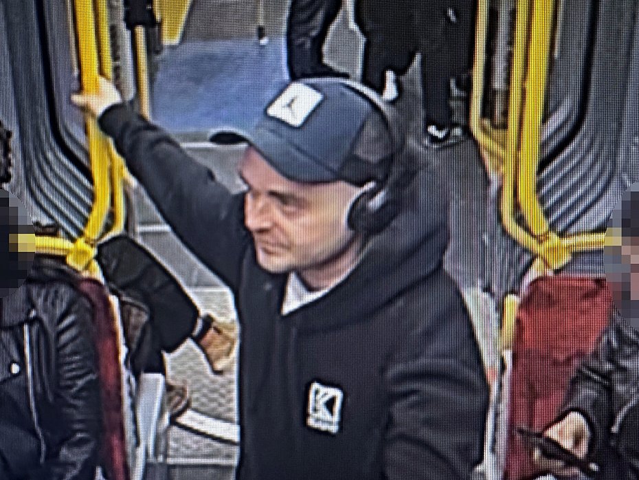 Brutalny atak w tramwaju przy Placu Unii Lubelskiej. Policja publikuje zdj�cia