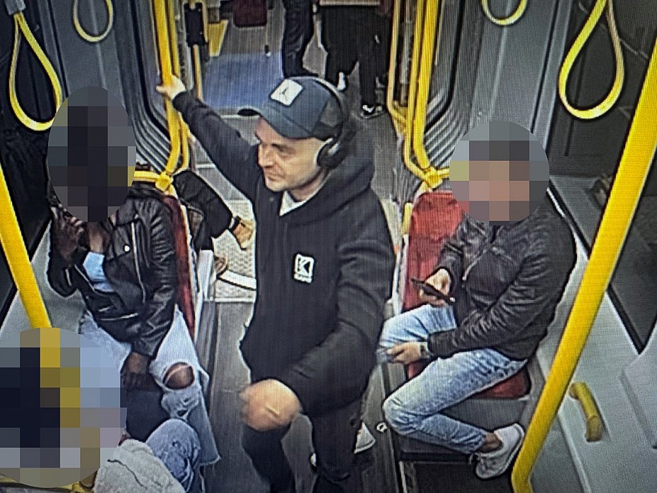 Brutalny atak w tramwaju przy Placu Unii Lubelskiej. Policja publikuje zdj�cia