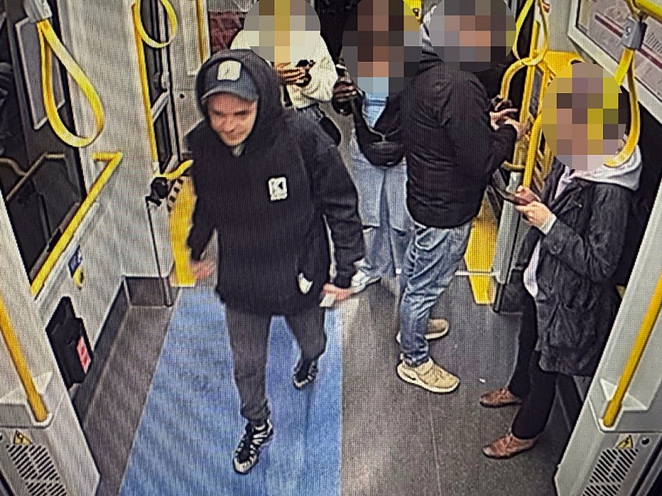 Brutalny atak w tramwaju przy Placu Unii Lubelskiej. Policja publikuje zdj�cia