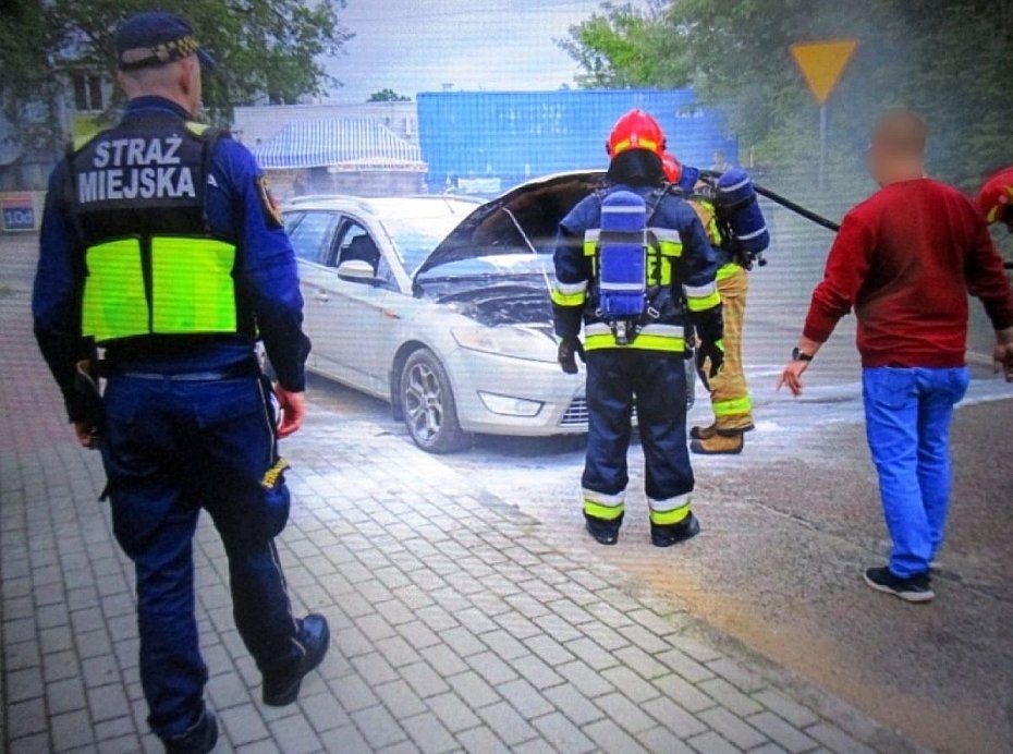 alt='Stra�nicy miejscy pomogli ugasi� p�on�ce auto'