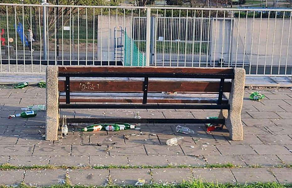 alt='W parku Br�dnowskim �awka przegra�a z patologi�. Zosta�a usuni�ta'