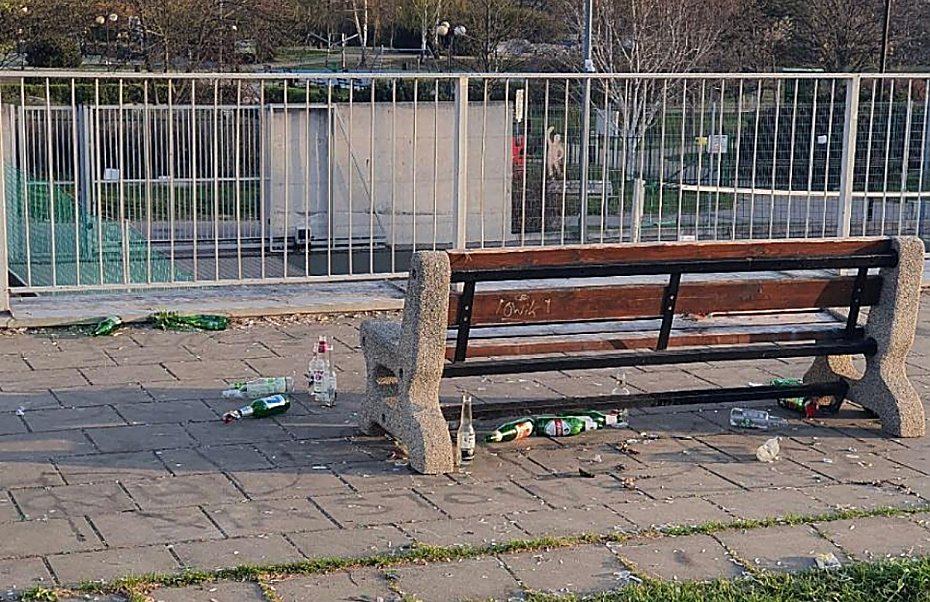 W parku Br�dnowskim �awka przegra�a z patologi�. Zosta�a usuni�ta