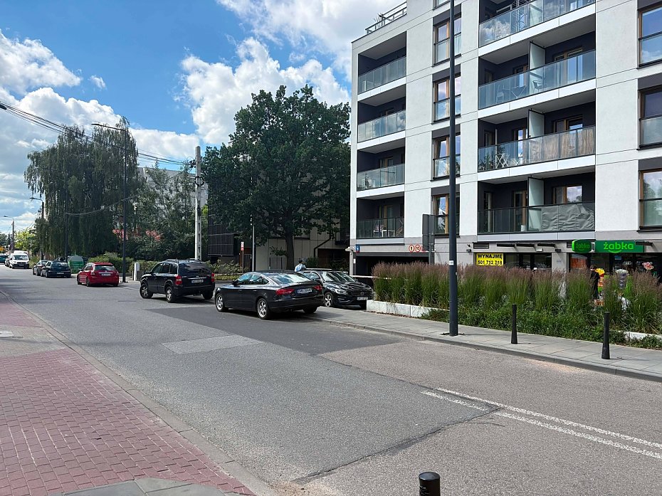 Na Narwik nie przestrzegali zasad parkowania. Dostan� s�upki