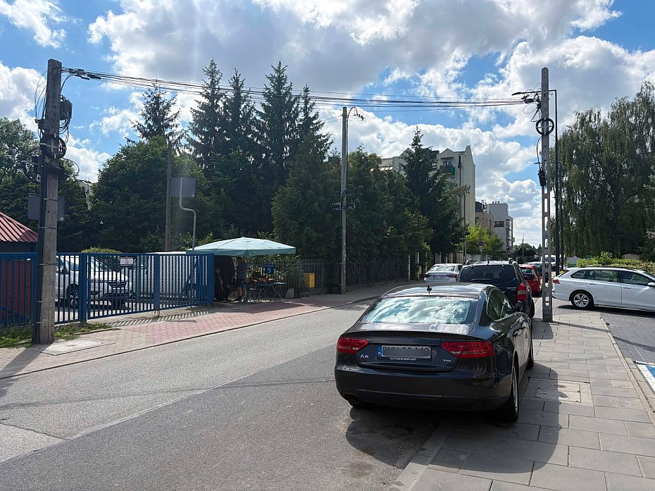 Na Narwik nie przestrzegali zasad parkowania. Dostan� s�upki