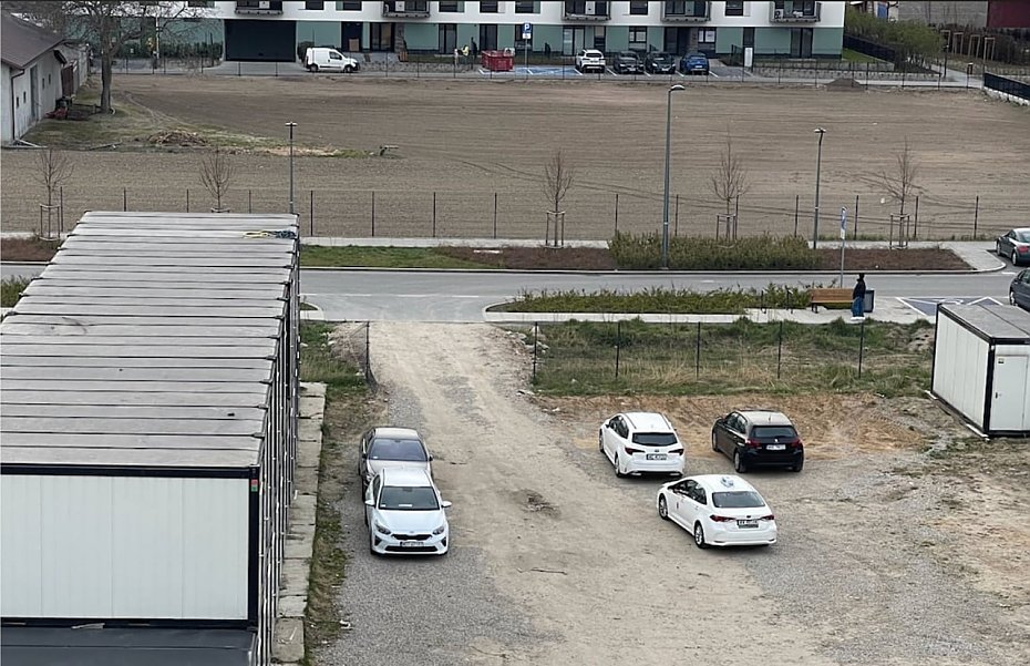alt='Dziki parking przeszkadza mieszka�com. Chc� skweru i doko�czenia drogi'