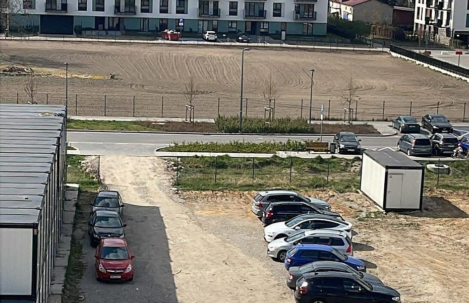 Dziki parking przeszkadza mieszka�com. Chc� skweru i doko�czenia drogi