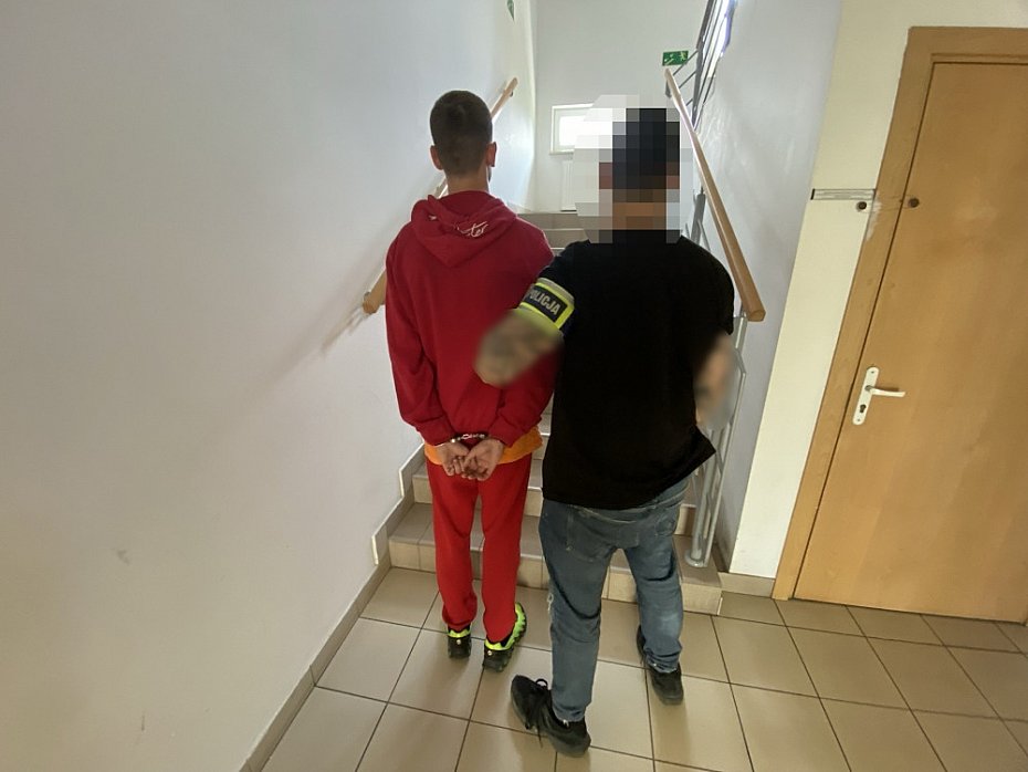 alt='Policjanci zatrzymali dilera i jego 19-letniego pomocnika'