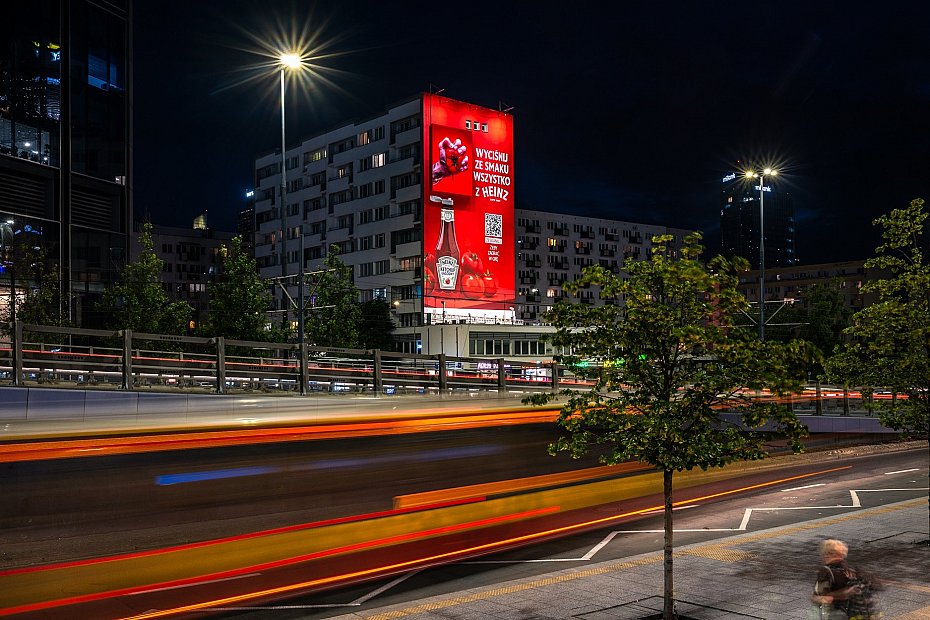 Mural, kt�ry mo�na obs�ugiwa� telefonem. Nietypowa atrakcja w centrum Warszawy