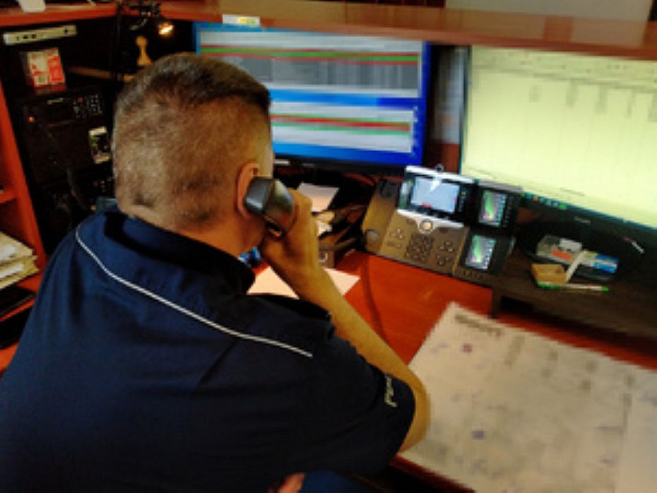 alt='Okrad� �pi�cego na przystanku. Wszystko nagra�a kamera monitoringu'