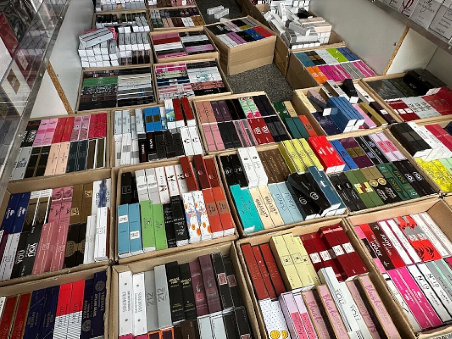 Na bazarze sprzedawa� tysi�ce podr�bek perfum. Straty oszacowano na p� miliona
