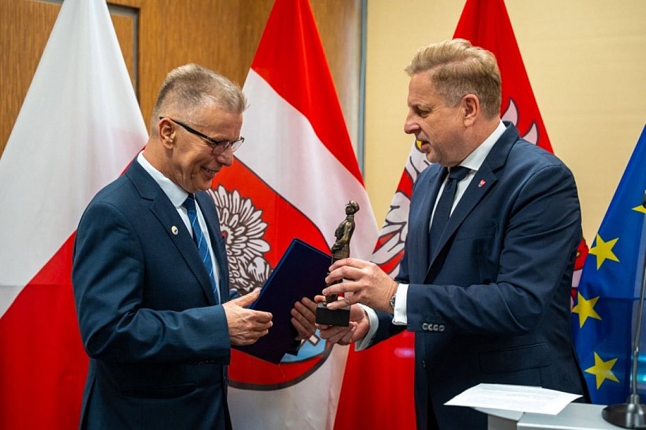 alt='Jerzy Jastrz�bski otrzyma� tytu� Zas�u�ony dla Miasta Legionowo'