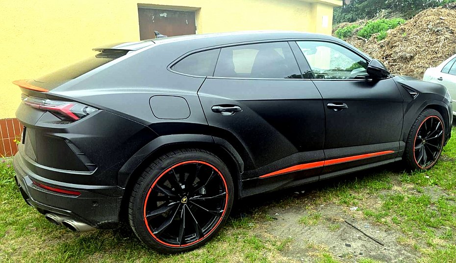 Bentley i dwa Lamborghini odzyskane przez policj�. S� warte blisko 1,7 mln z�