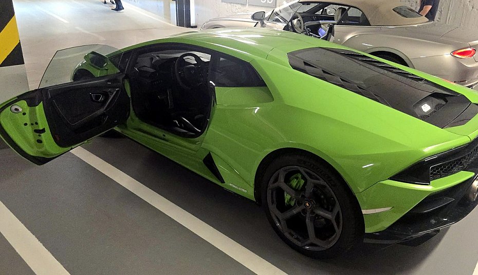 Bentley i dwa Lamborghini odzyskane przez policj�. S� warte blisko 1,7 mln z�