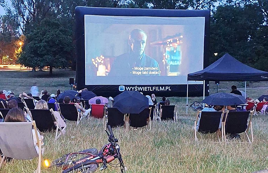alt='Letnie kino na Ochocie. Co i kiedy warto zobaczy�?'