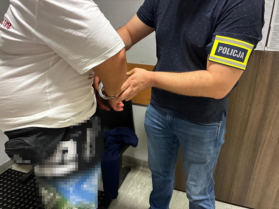 alt='Grozi� butelk� i ��da� pieni�dzy. 49-latek zatrzymany'