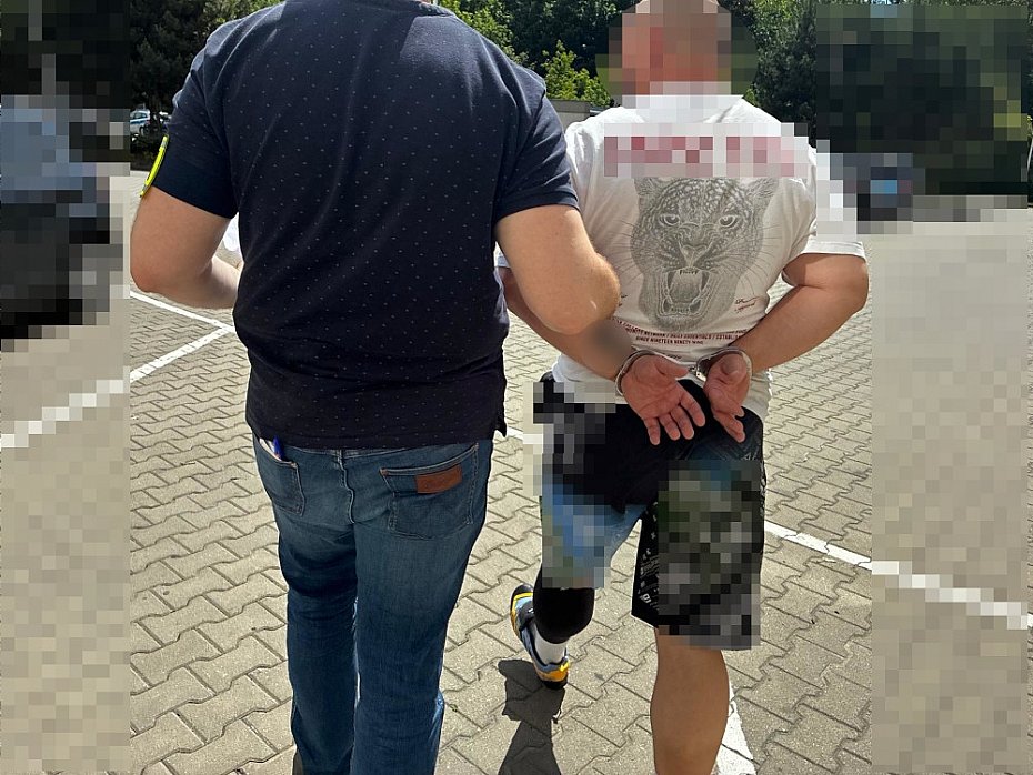 Grozi� butelk� i ��da� pieni�dzy. 49-latek zatrzymany