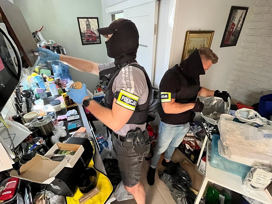 alt='Ponad 7,5 kg narkotyk�w na dzia�ce. Ma��e�stwo trafi�o do aresztu'