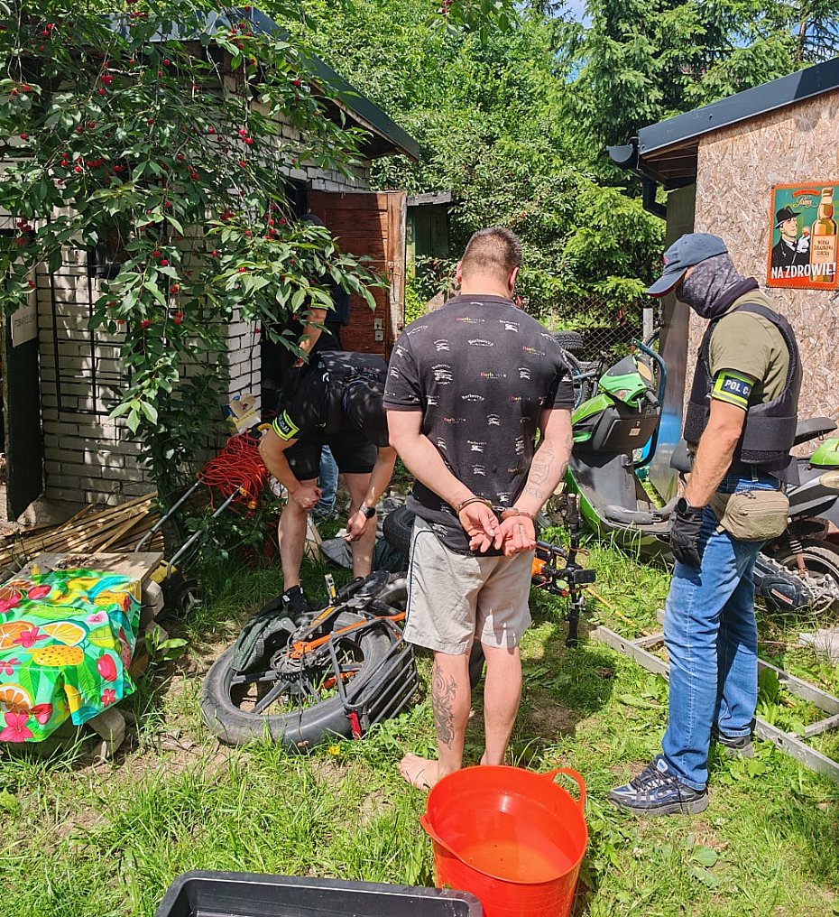Ponad 7,5 kg narkotyk�w na dzia�ce. Ma��e�stwo trafi�o do aresztu