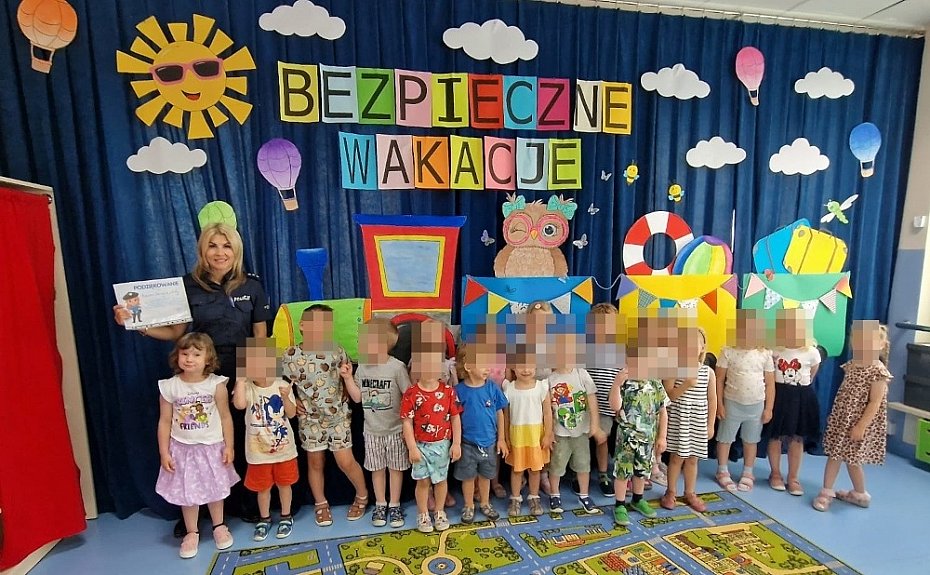 alt='Policjantka odwiedzi�a przedszkole. Dzieci uczy�y si� zasad bezpiecze�stwa'