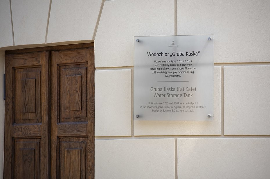 Gruba Ka�ka po renowacji. Zabytkowa studnia zn�w zdobi Plac Bankowy