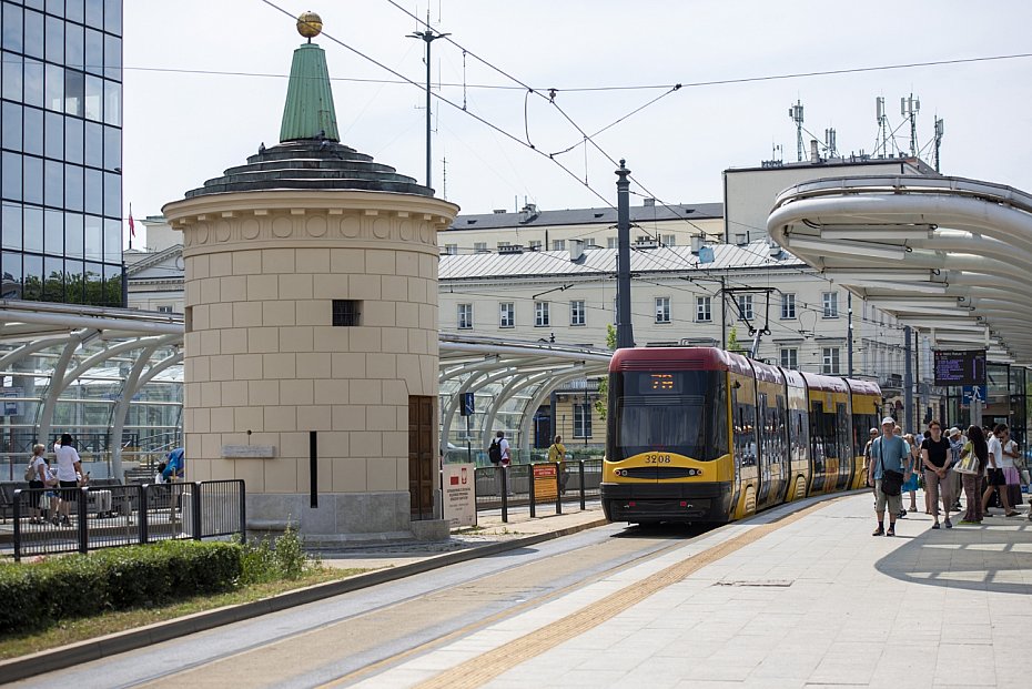 Gruba Ka�ka po renowacji. Zabytkowa studnia zn�w zdobi Plac Bankowy