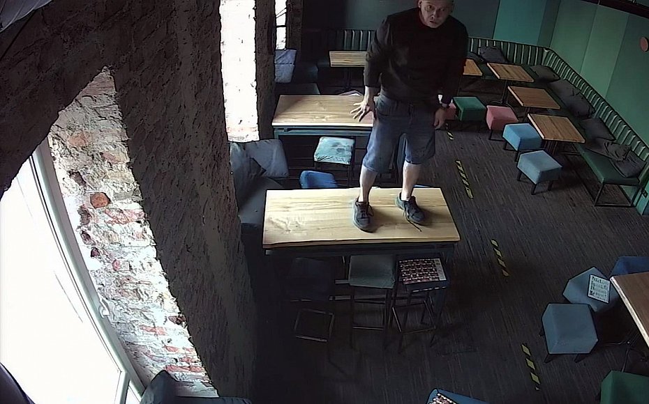 alt='W�ama� si� do baru przy Chmielnej. Policja publikuje jego wizerunek'