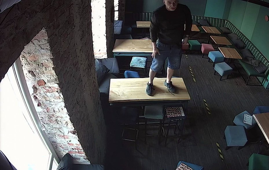 W�ama� si� do baru przy Chmielnej. Policja publikuje jego wizerunek