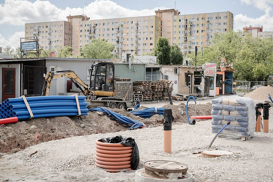 Nowy bazar przy Broniewskiego nabiera kszta�t�w. Co ju� uda�o si� zrobi�?