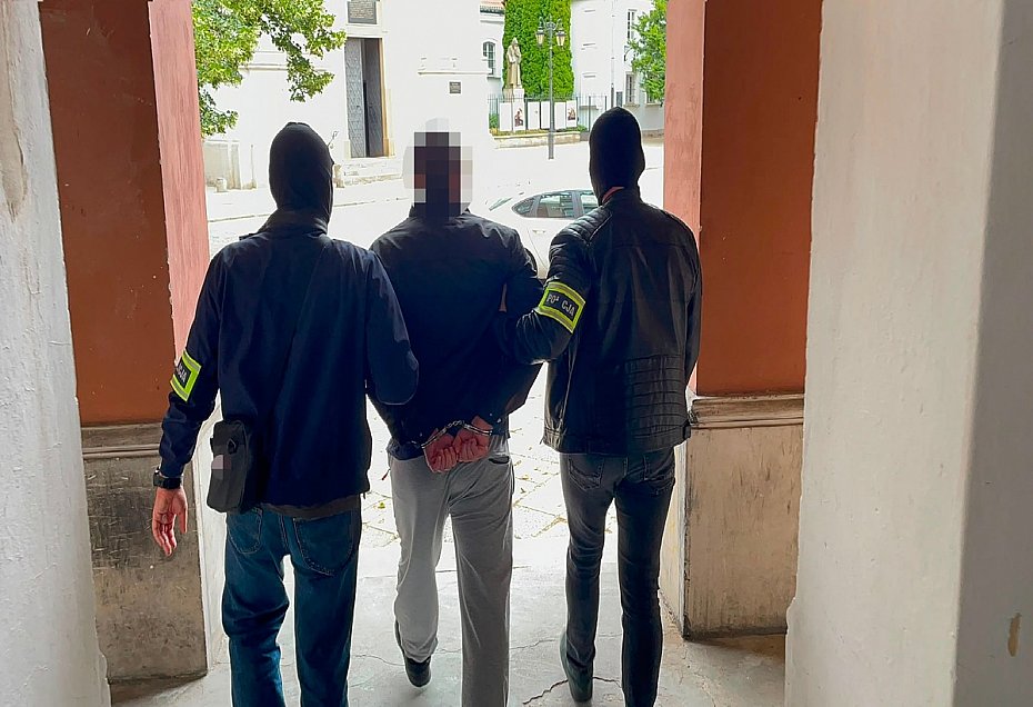 Zdewastowa� galeri� przy Marsza�kowskiej. Policja zatrzyma�a tak�e autora gr�b