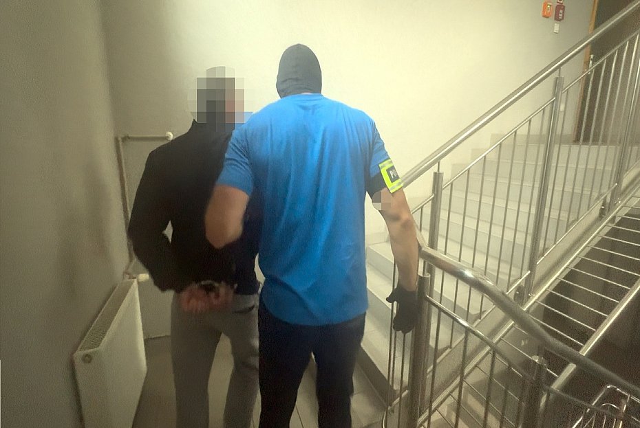 Zdewastowa� galeri� przy Marsza�kowskiej. Policja zatrzyma�a tak�e autora gr�b