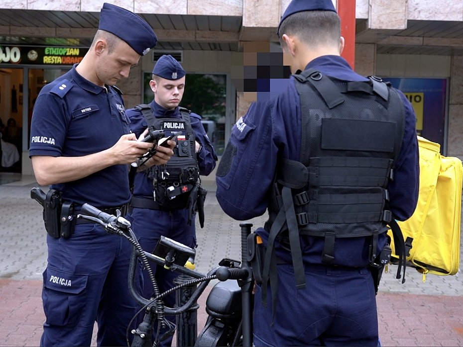 Akcja e-Bike w Warszawie. Ponad 70 mandat�w i trzy zabezpieczone hulajnogi