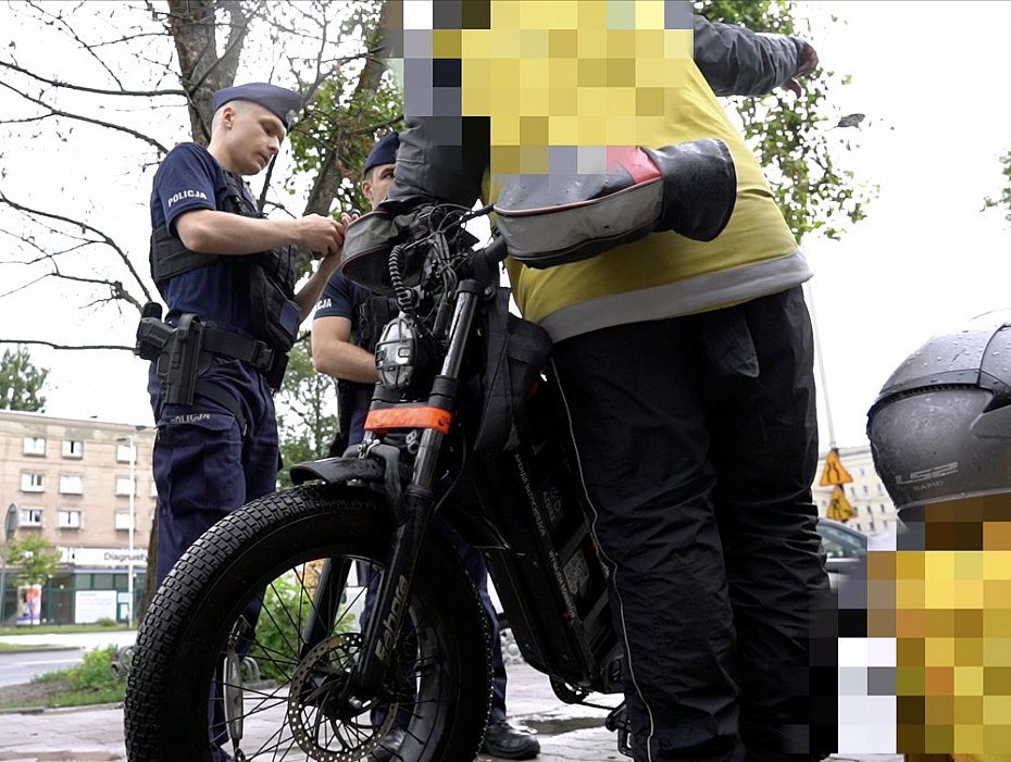 Akcja e-Bike w Warszawie. Ponad 70 mandat�w i trzy zabezpieczone hulajnogi