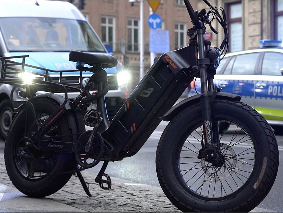 Akcja e-Bike w Warszawie. Ponad 70 mandat�w i trzy zabezpieczone hulajnogi