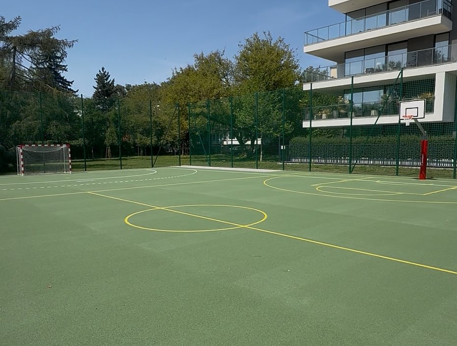 Nowoczesne boisko zamiast betonowego placu. Liceum Banacha zyska�o now� przestrze�