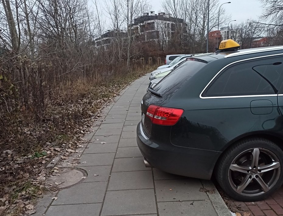 Stopery parkingowe na M�ocinach. Chodnik ma by� szerszy bez likwidacji miejsc postojowych