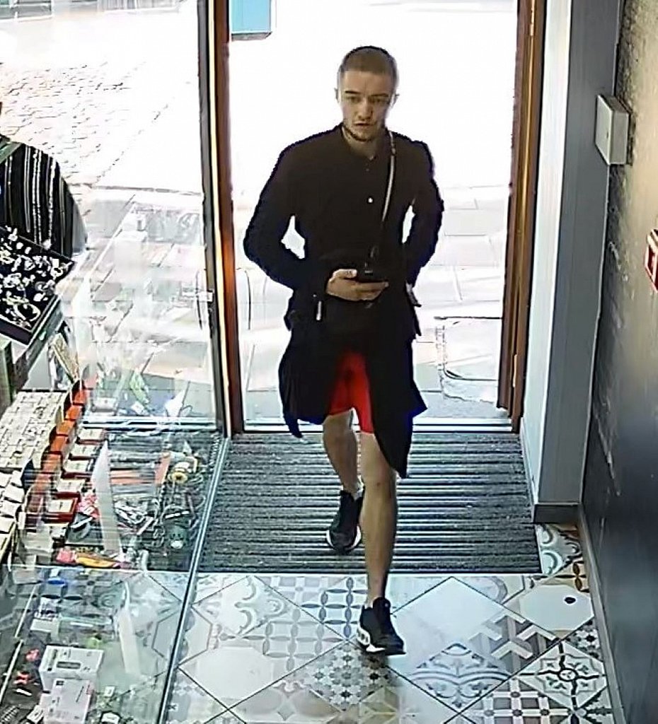 Rozpoznajesz t� osob�? Policja prosi o pomoc po kradzie�y telefonu