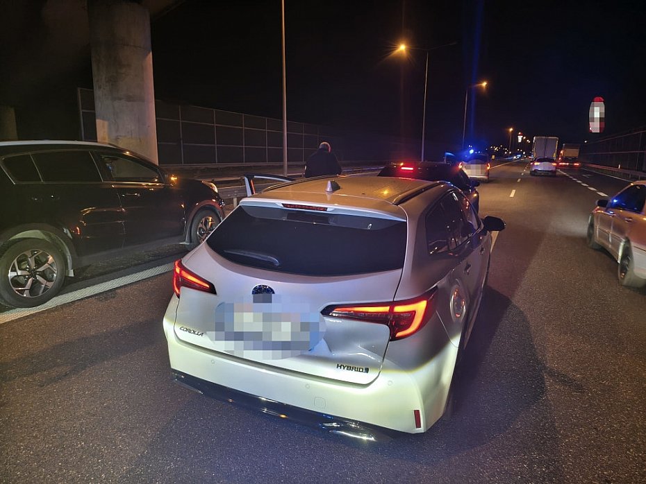 Skradziona w Niemczech toyota odzyskana na A2. 20-latek us�ysza� cztery zarzuty