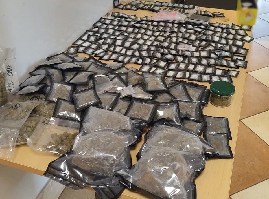 Ponad 2 kg narkotyk�w w mieszkaniu na Bemowie. 42-latek trafi� do aresztu