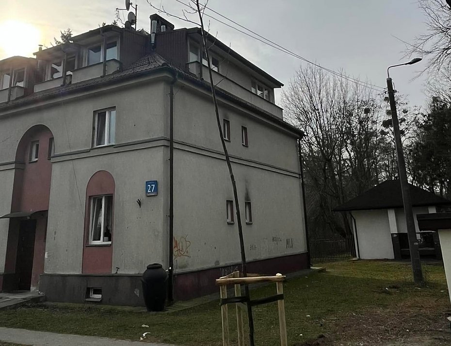 Dwie kamienice przy Radiowej, to inny - ponury �wiat. Mieszka�cy trac� nadziej�