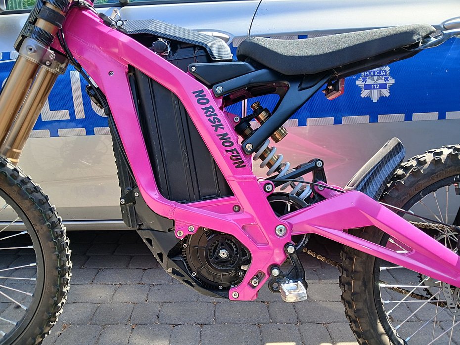 15-latek na elektrycznym motocyklu. Pojazd m�g� rozp�dzi� si� do blisko 100 km/h