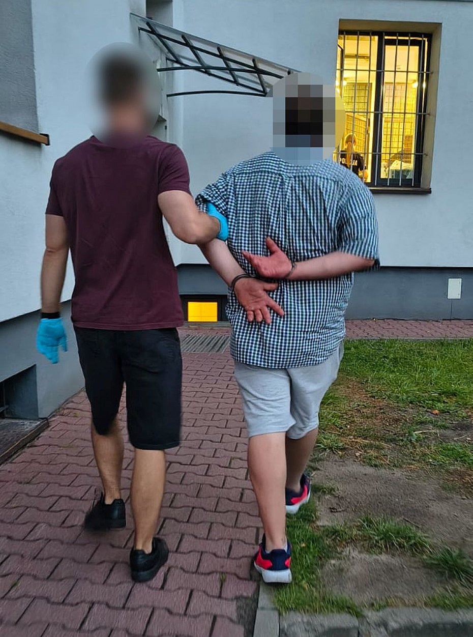 Mia� w r�ku tasak. Na osiedlu uszkodzi� trzy skutery