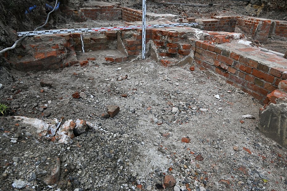 Sensacyjne odkrycie przy Nowym Zje�dzie. Spod ziemi wy�oni�y si� dawne kamienice