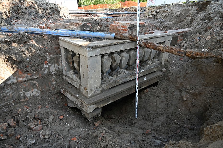 Sensacyjne odkrycie przy Nowym Zje�dzie. Spod ziemi wy�oni�y si� dawne kamienice