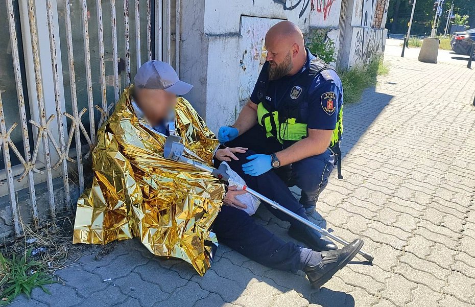 90-latek straci� przytomno�� na ulicy. Stra�nicy natychmiast ruszyli z pomoc�