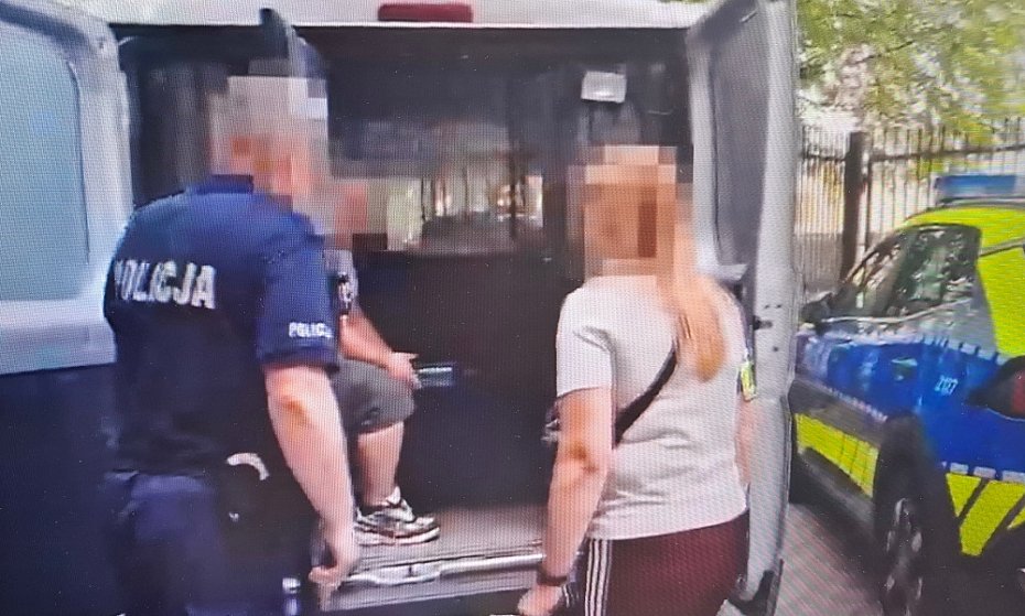 W�amywali si� do aut metod� na walizk�. Trzech podejrzanych zatrzymanych